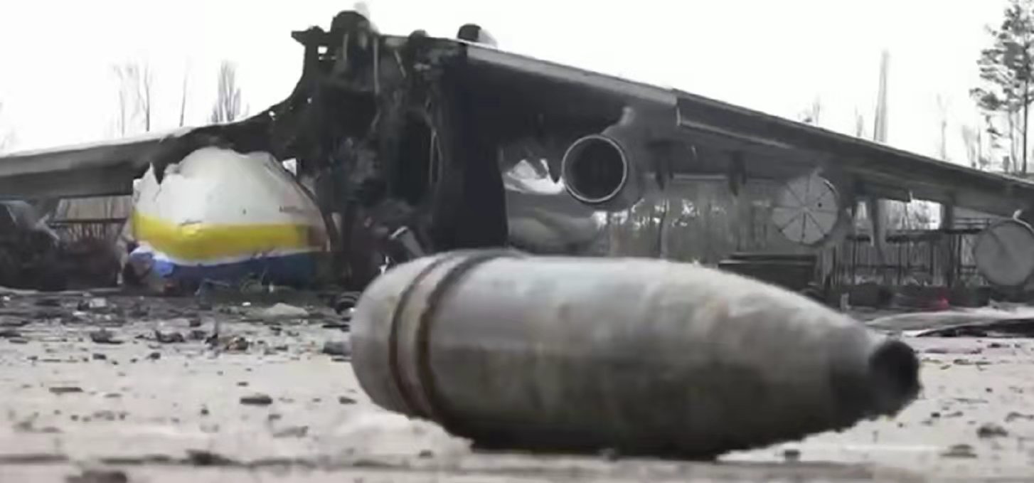 俄罗斯记者现场报道：世界最大飞机安-225运输机，遭乌军炮弹炸毁